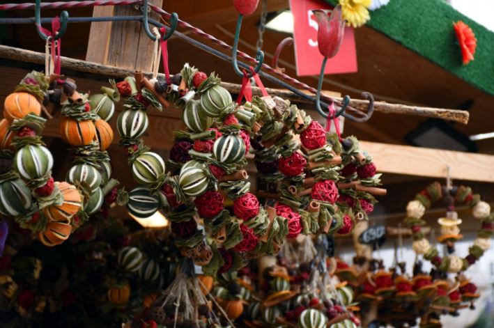 Decoraciones navideñas en el mercado de la Plaza Vörosmarty