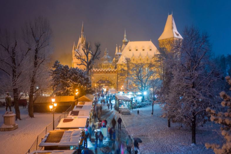 Mercadillo navideño de noche en el Parque Vánosháza en Budapest en Navidad