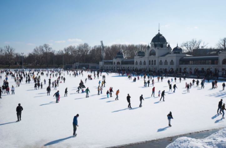 Patinaje sobre hielo con vistas al Castillo Vajdahundyad en Budapest por Navidad