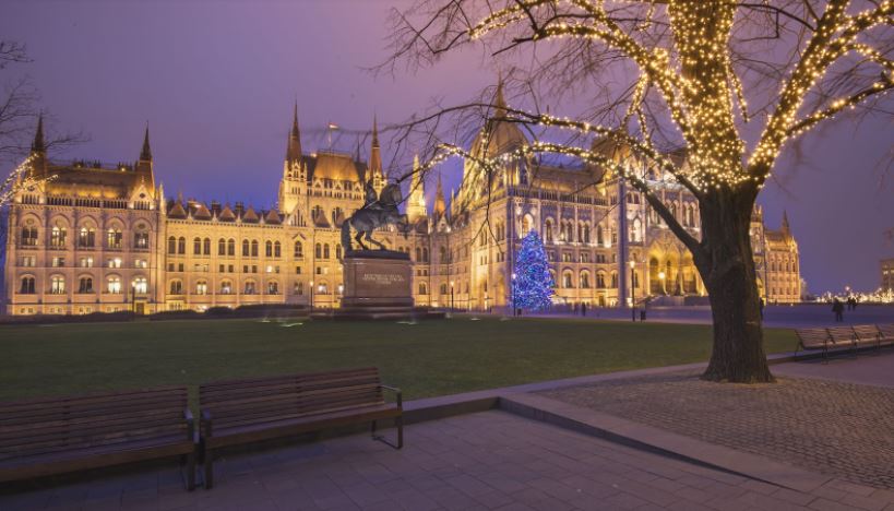 Parlamento de Budapest en Navidad con decoraciones navideñas