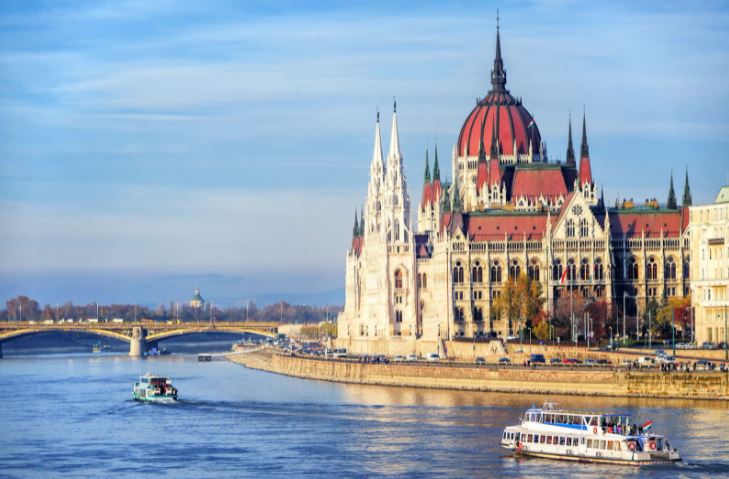 Vista del Parlamento Húngaro y el Puente de Cadenas desde un paseo en barco en Budapest por Navidad