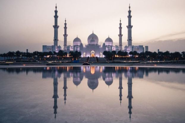 Vistas de Abu Dhabi con la Mezquita del Jeque Zayid de fondo y reflejada en el agua