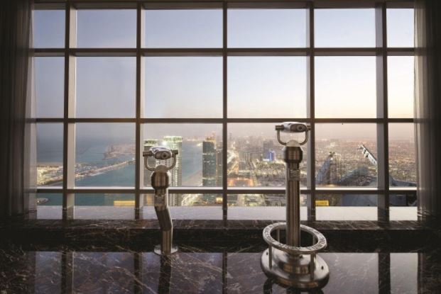 Vista desde una ventana de la ciudad en el observation deck de Abu Dhabi