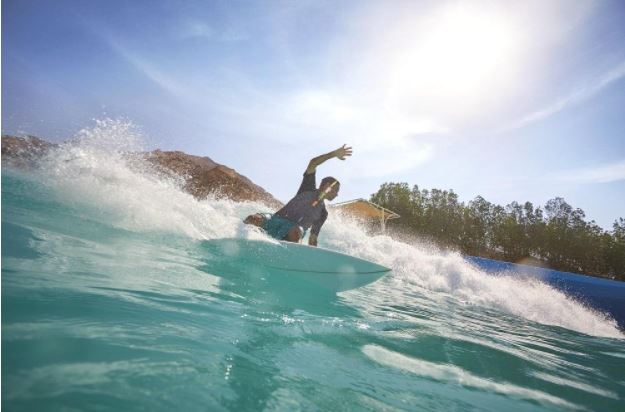 Práctica surf en tus vacaciones en Abu Dhabi