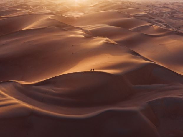 Pareja paseando por el desierto