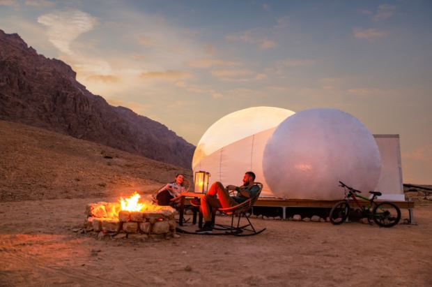 Pareja acampando en el desierto en sus vacaciones en Abu Dhabi
