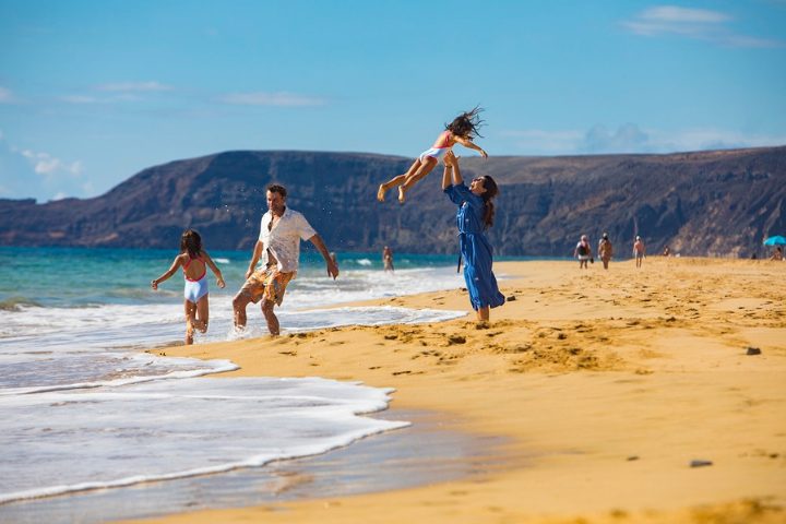 familia feliz en la playa