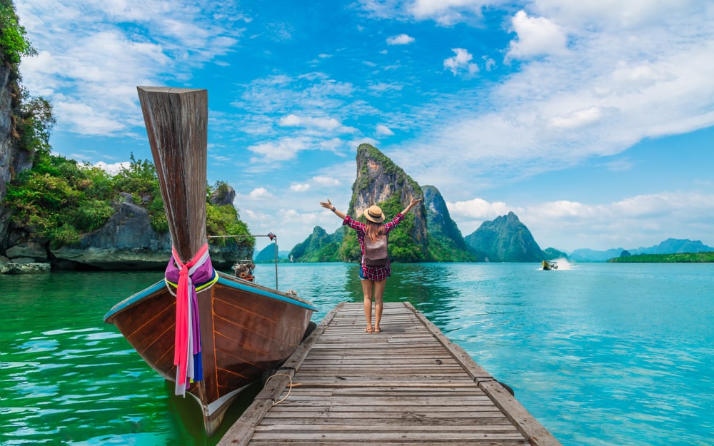 mujer viajera con panorama Phang-nga
