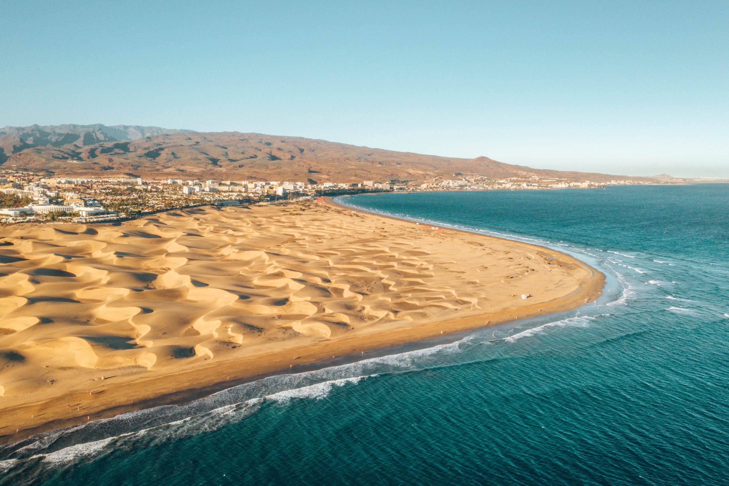 Playa de Maspalomas rodeada de las dunas de arena