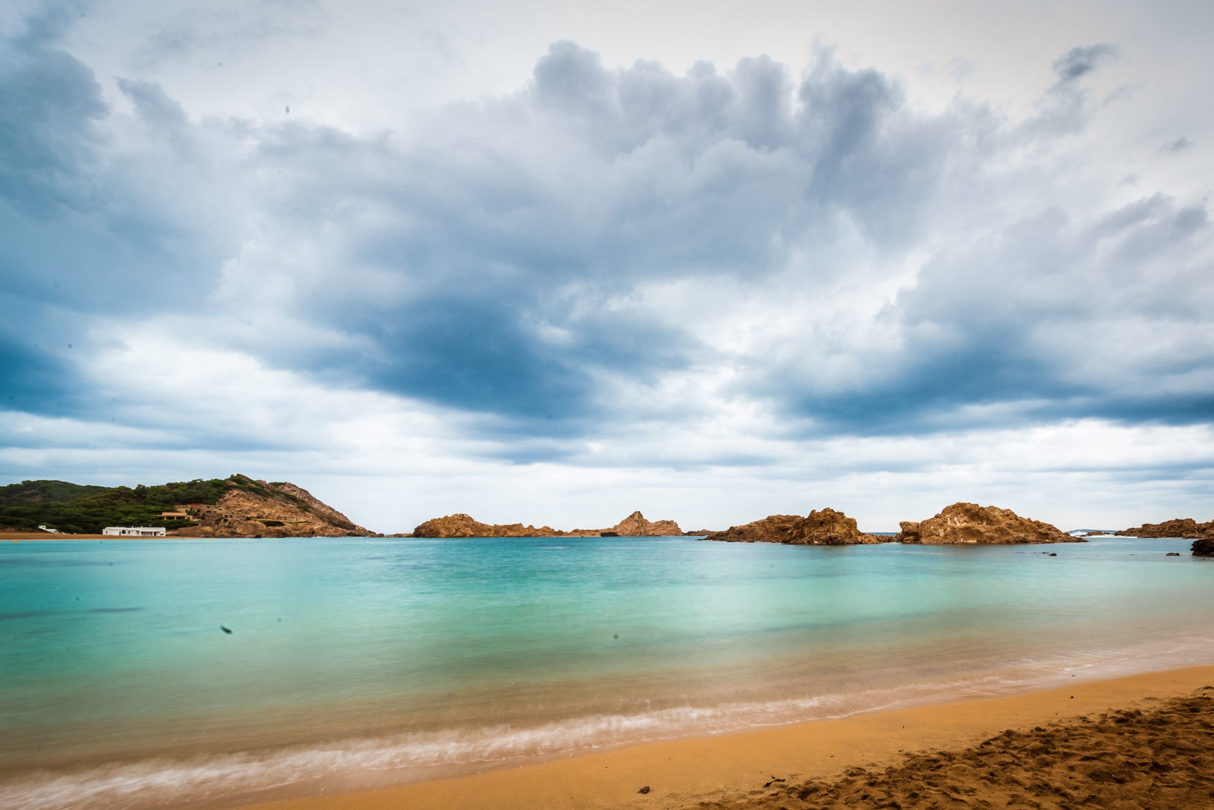 Cala Pregonda con lluvia