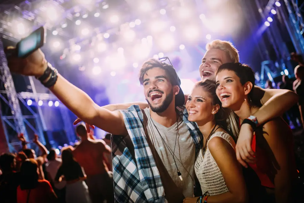 Felices amigos se toman selfie en el festival de música