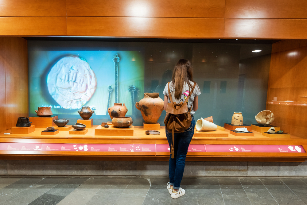 Mujer admirando el Interior del museo y parque Arqueológico, Cueva Pintada, en Galdar Gran Canaria, España .