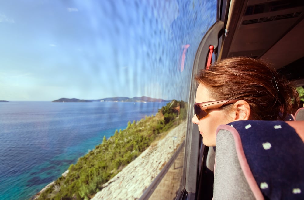 mujer mirando fuera de la ventanilla en bus Lanzarote