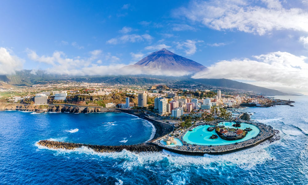 Vista aérea con Puerto de la Cruz, al fondo volcán Teide, isla Tenerife,