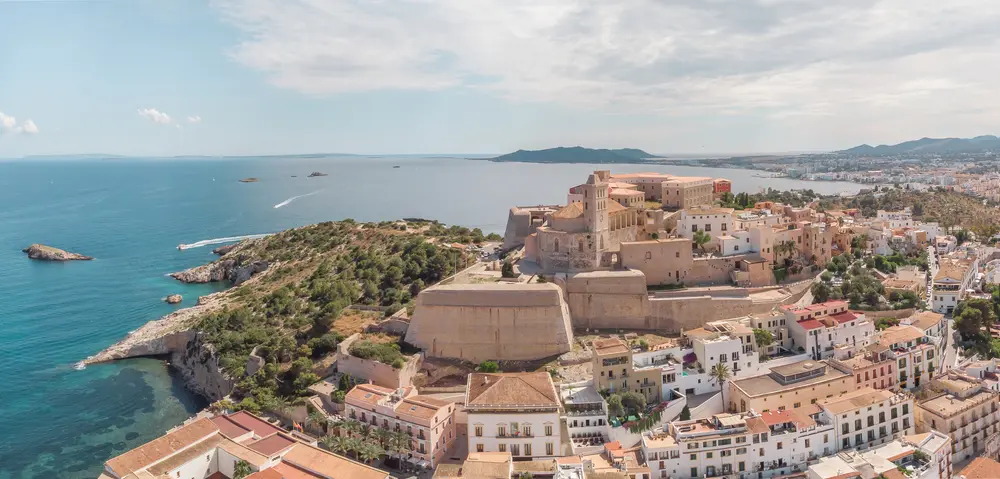 Castillo de la ciudad de Ibiza España sobre una colina