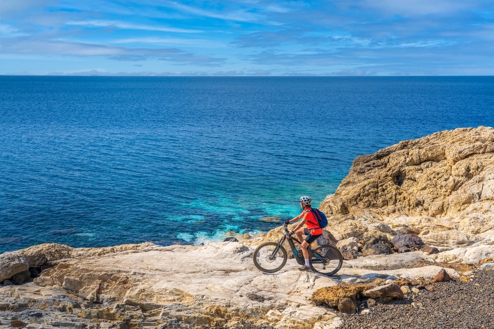 mujer montando su bicicleta de montaña