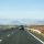coche conduciendo hacia las montañas en el desierto de Canarias, Lanzarote