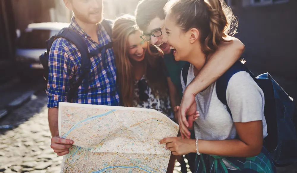 Grupo de amigos con un mapa