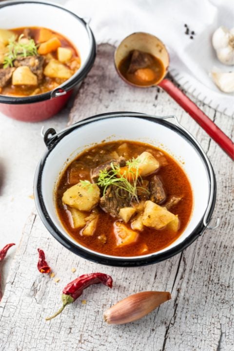 comer goulash en Budapest