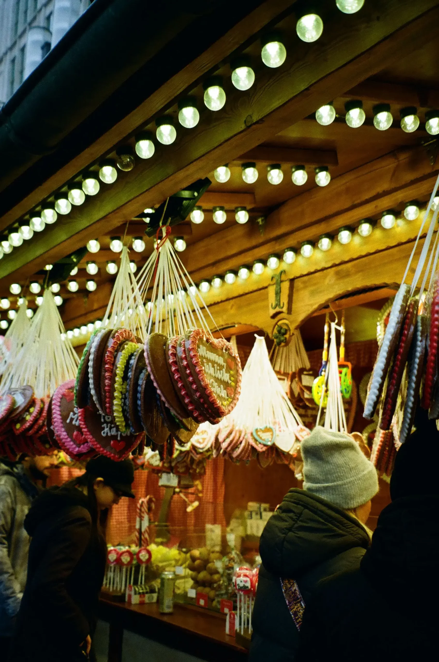Puesto de mercado navideño de madera en Alemania con adornos decorativos y luces festivas