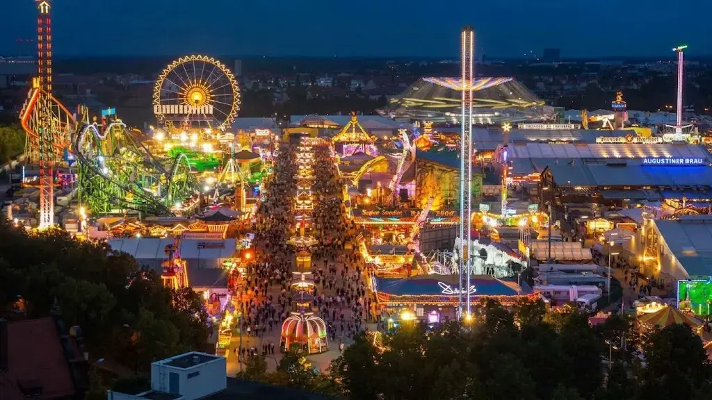 Vista aerea de la Theresienwiese iluminada de noche durante Oktoberfest