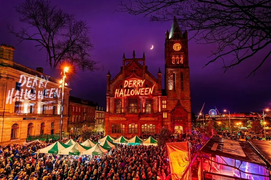 Festival de Halloween en Derry con decoraciones festivas