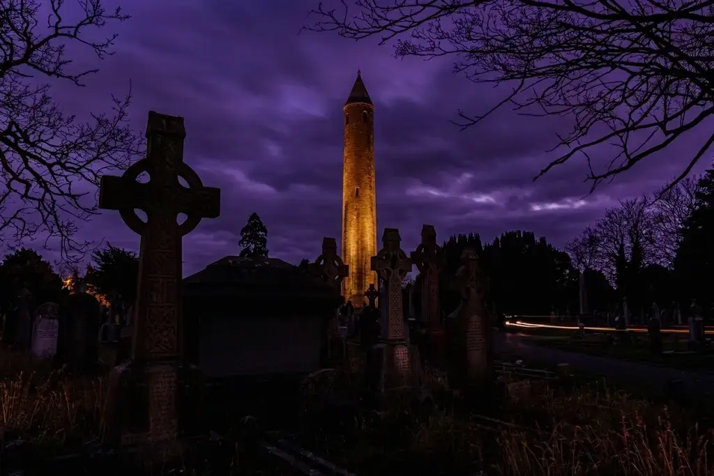 Cementerio de Dublín de noche con lápidas visibles