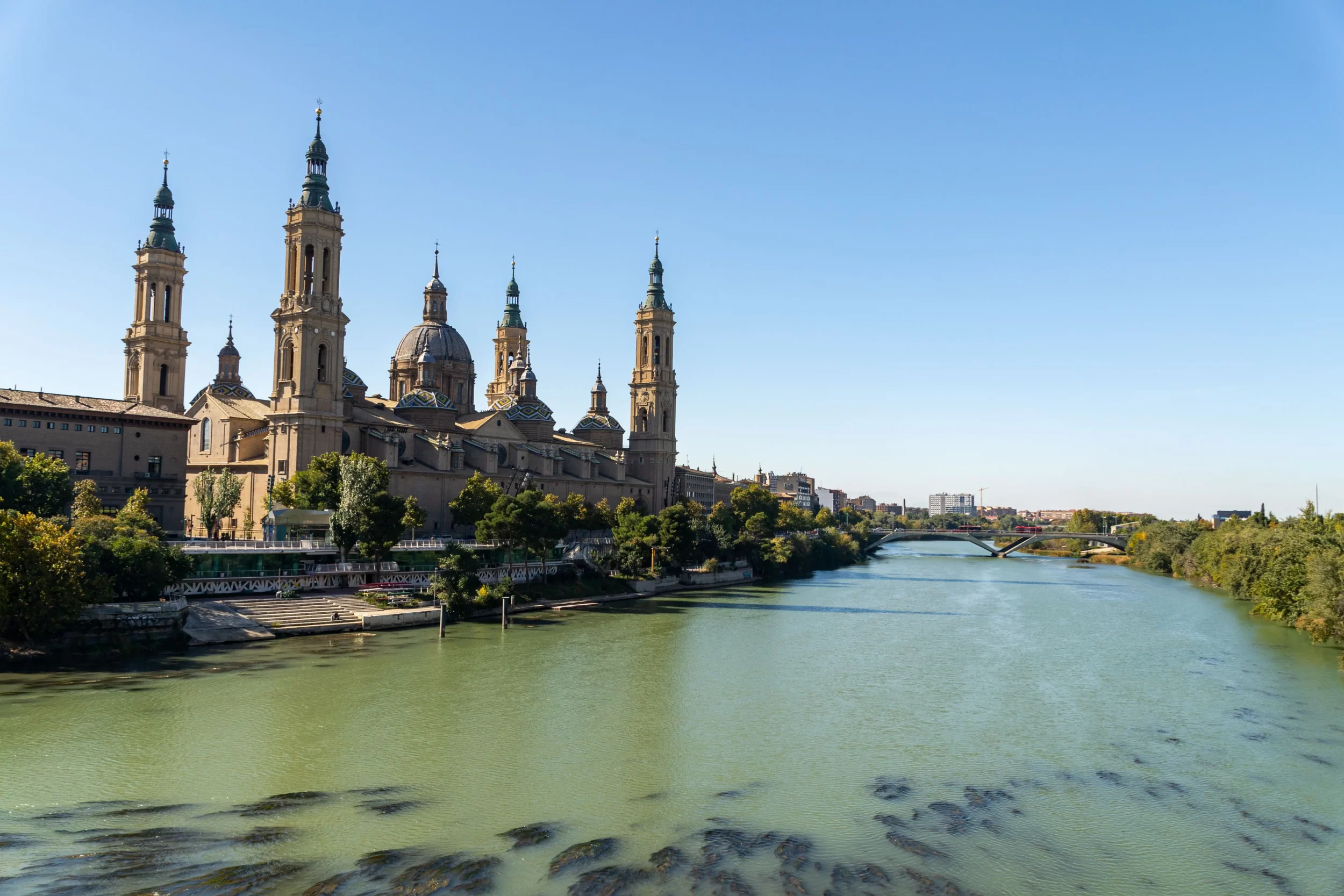 Basílica de Nuestra Señora del Pilar junto al río Ebro en Zaragoza