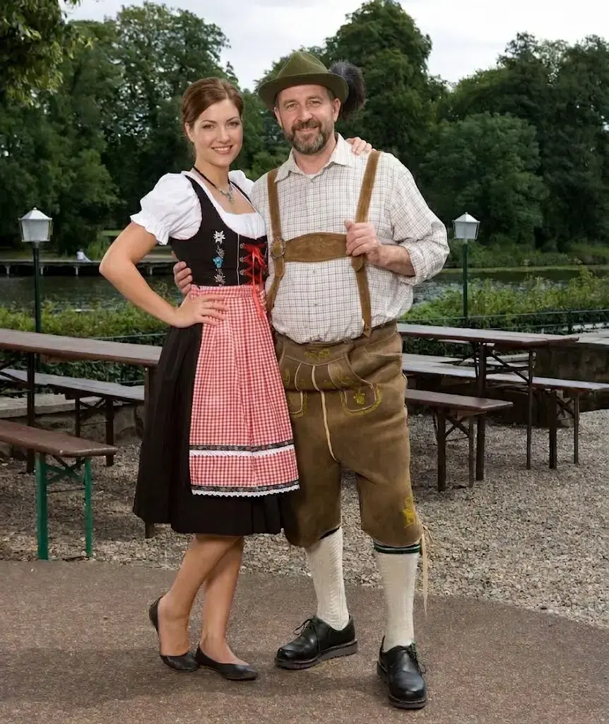 Hombre y mujer vistiendo atuendo tradicional bávaro de Oktoberfest
