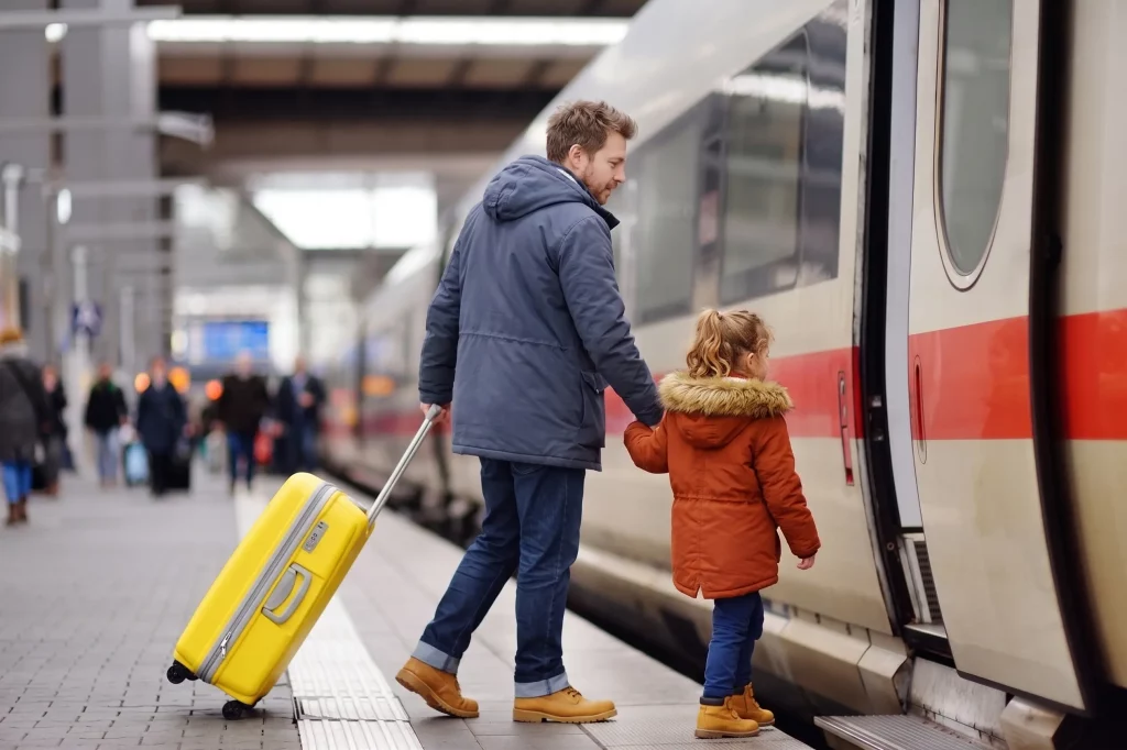 familia subiendo al tren