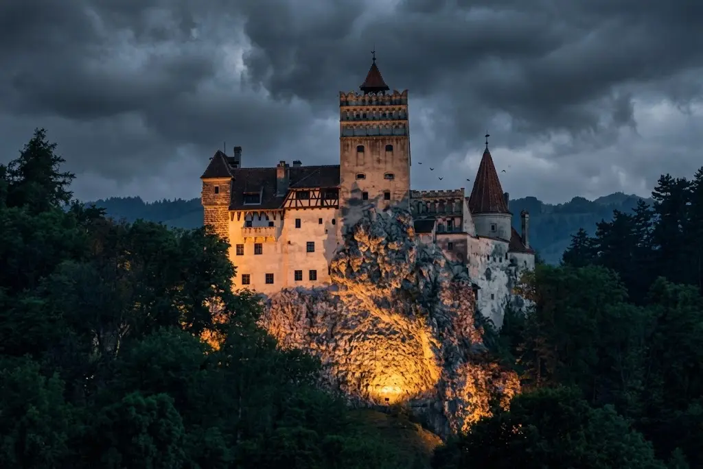 Castillo de Bran en Transilvania sobre una colina rocosa