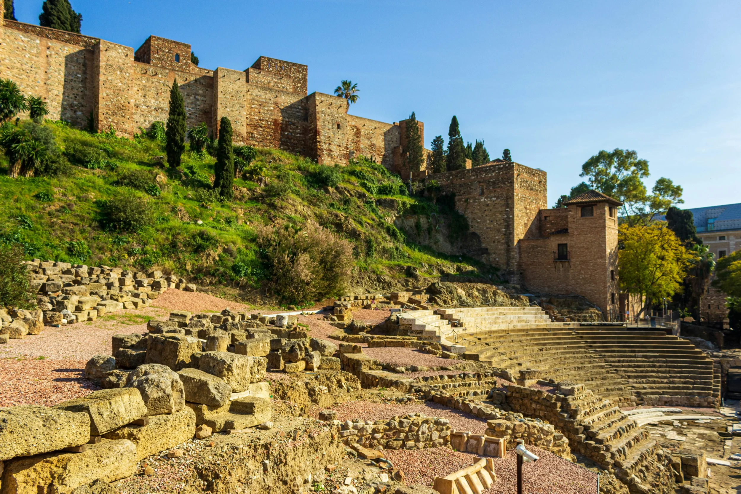 La Alcazaba y el Teatro Romano de Málaga vistos desde el centro histórico