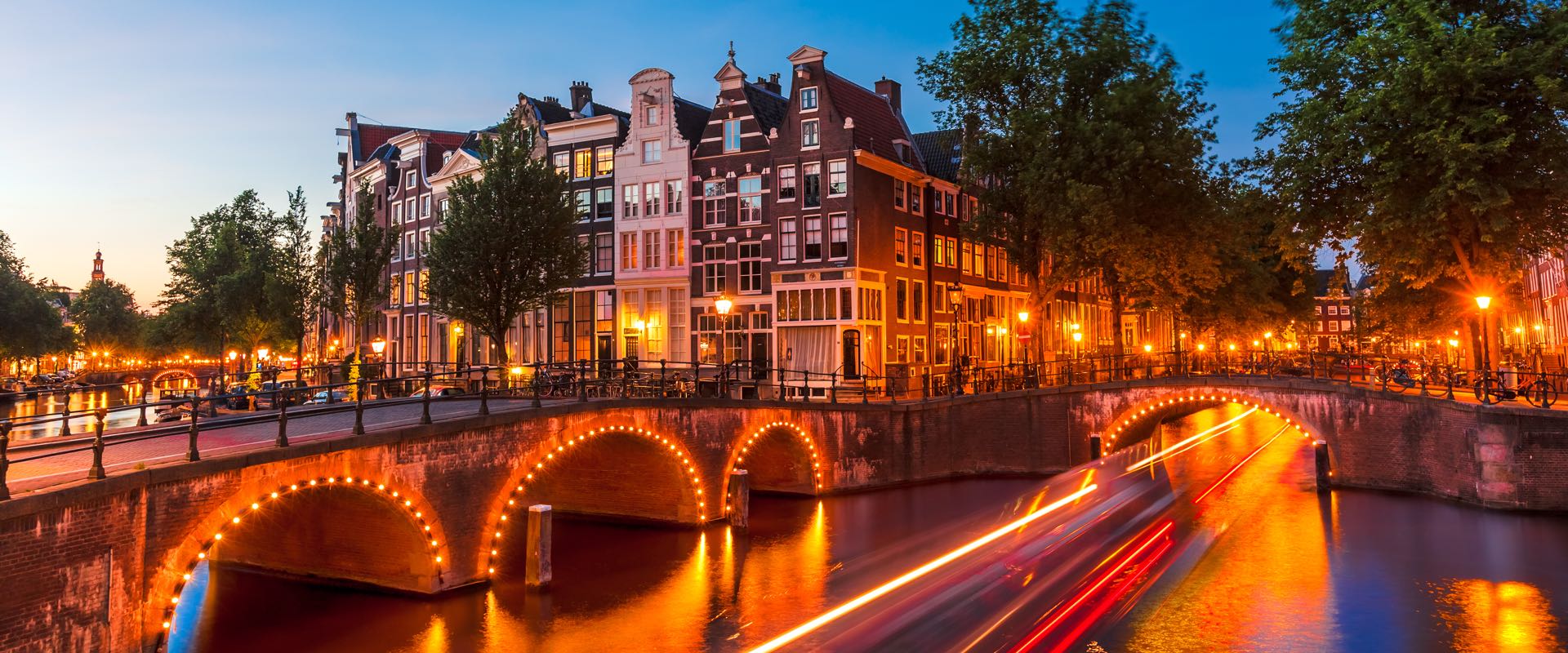 Canales de Ámsterdam con luces nocturnas.