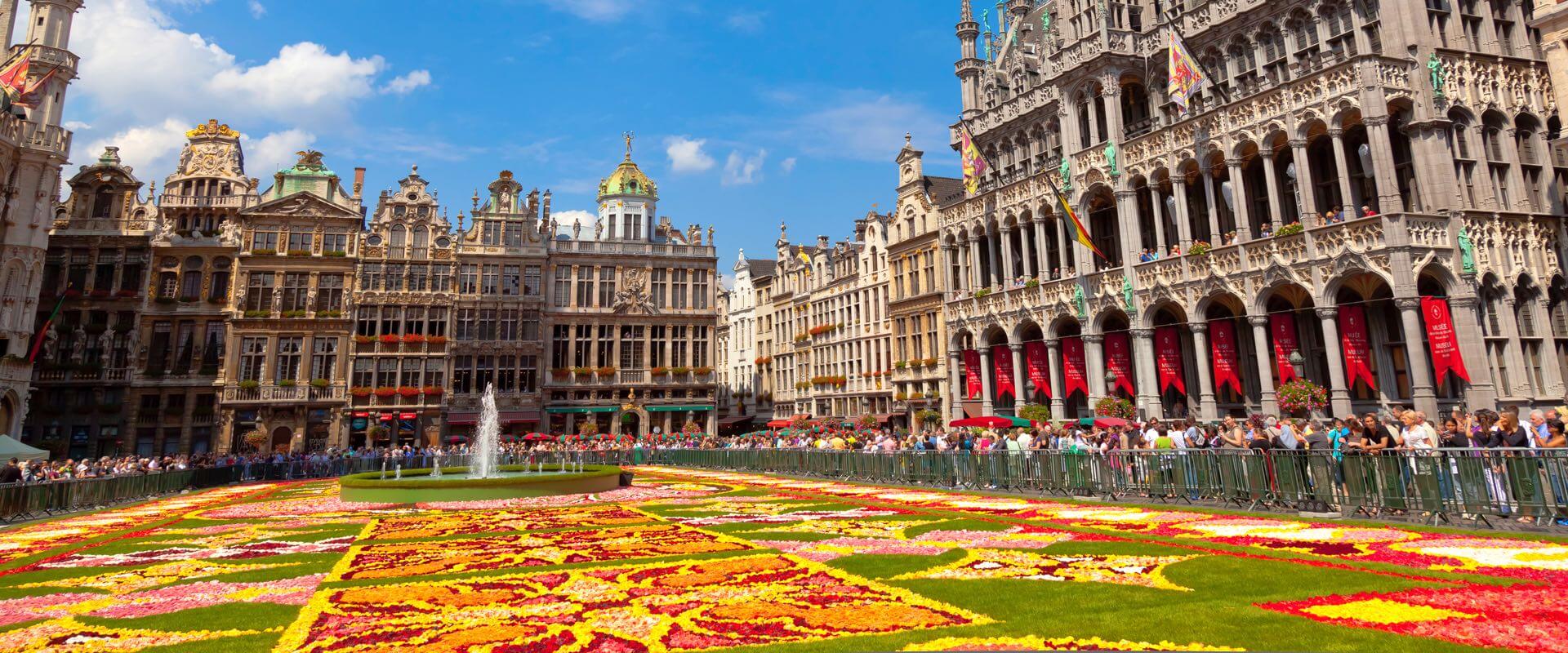 La Grand Place de Bruselas iluminada en Navidad.