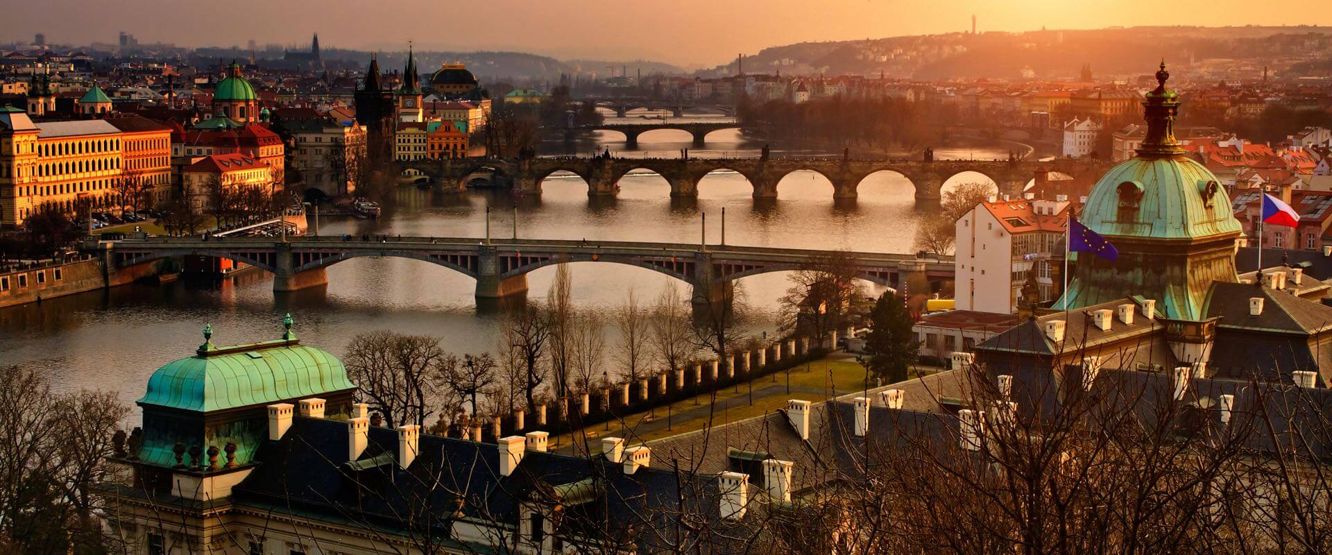 Vista del Puente de Carlos en Praga nevado.