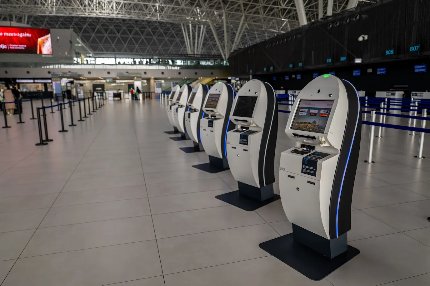 Kioskos de facturación de Iberia en el aeropuerto.