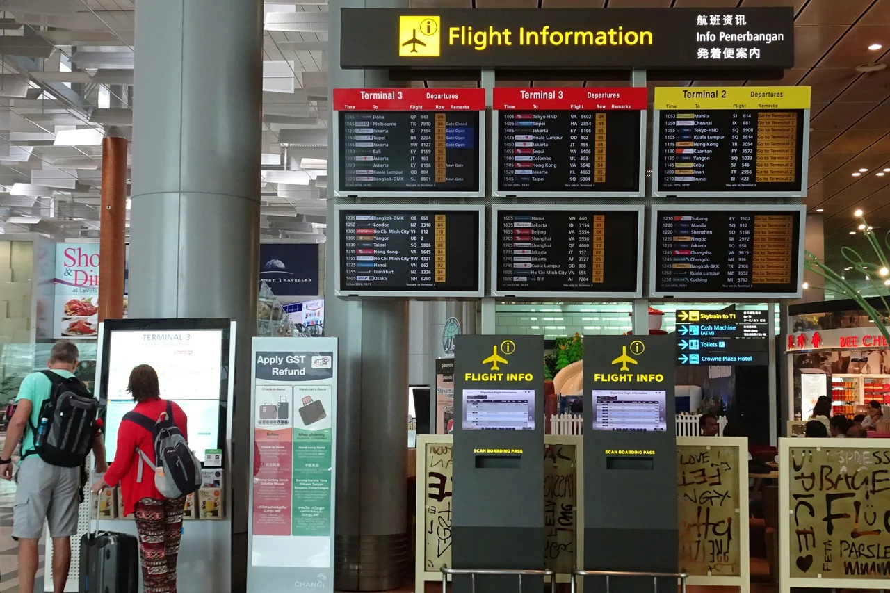 Tarjeta de embarque de easyJet preparada para pasar el control del aeropuerto