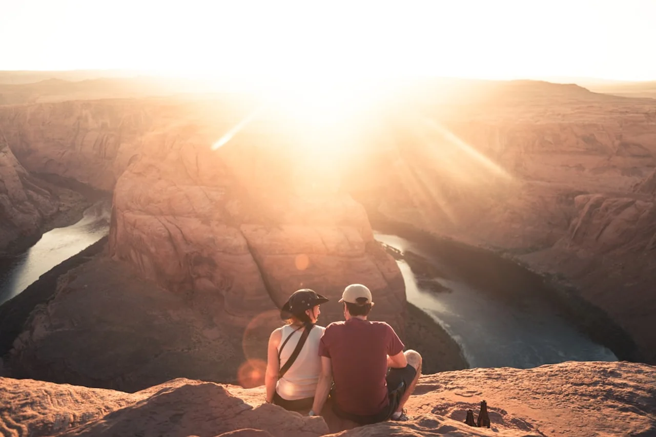 Pareja contemplando unas vistas panorámicas durante una escapada económica reservada con eDreams Prime.