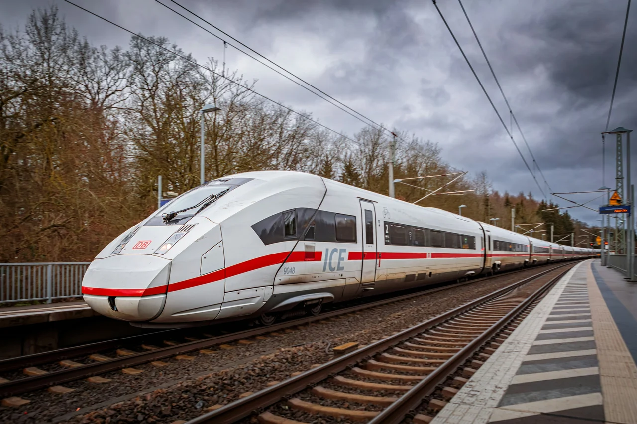 Guía definitiva para comprar billetes de tren baratos: trucos, horarios y operadoras en España