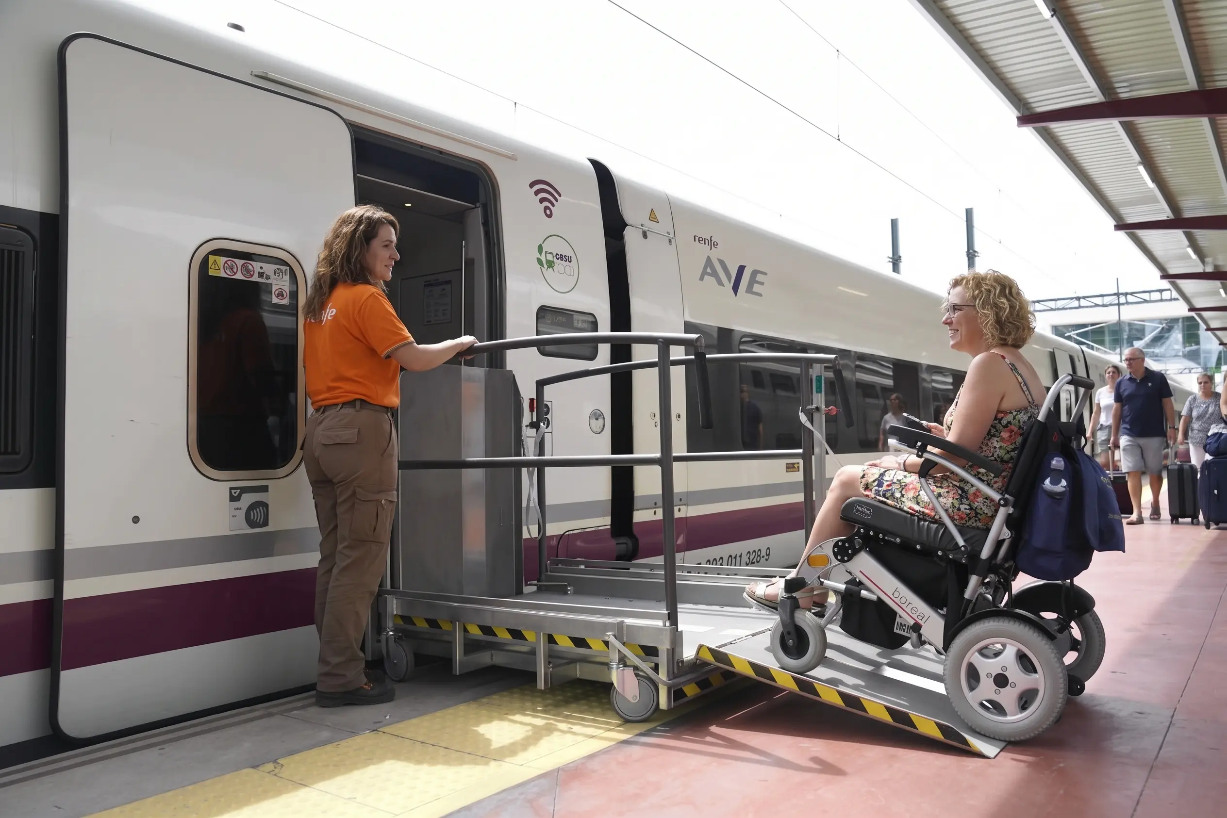 Viajar en tren con movilidad reducida en España: guía y asistencia