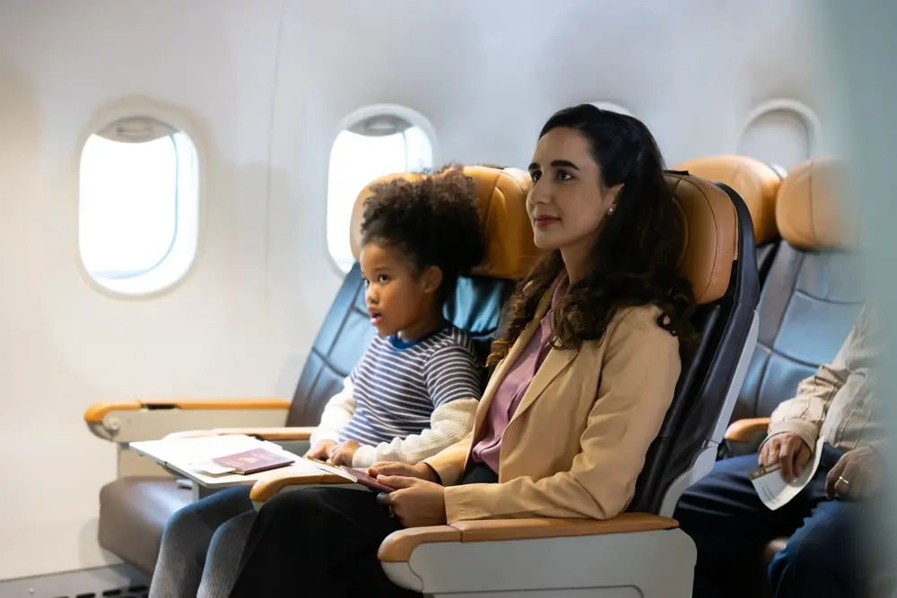 Asiento de avión reclinado con cuidado