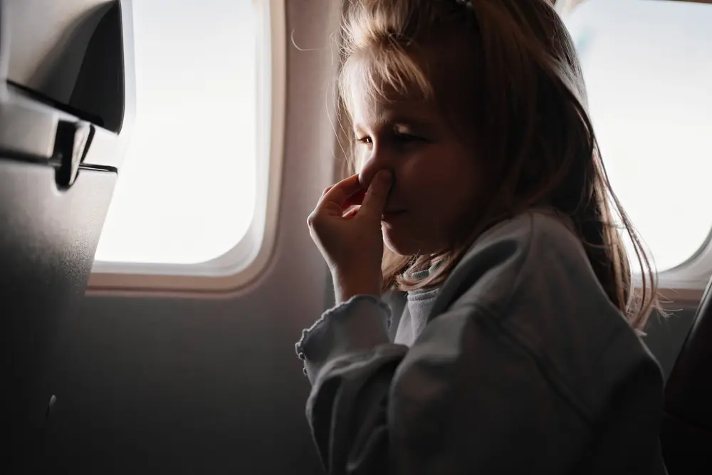 Pasajeros disfrutando de un ambiente fresco y limpio en el avión